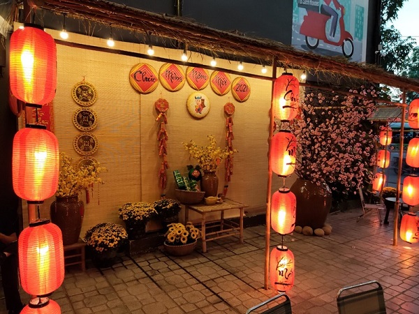 Mẫu trang trí tiểu cảnh tết cùng với lồng đèn