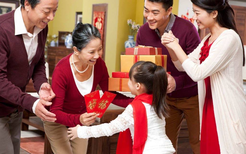 Lì xì ngày nay không chỉ dành cho trẻ em mà cả người lớn trong gia đình