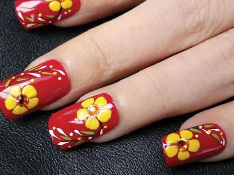 Mẫu nail Tết hình hoa mai