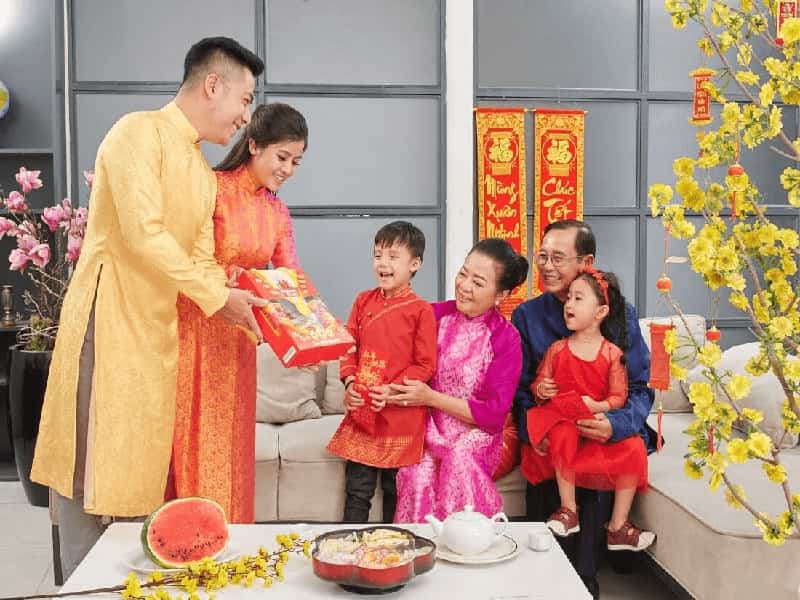 Ý nghĩa của việc mua quà Tết biếu bố mẹ vợ