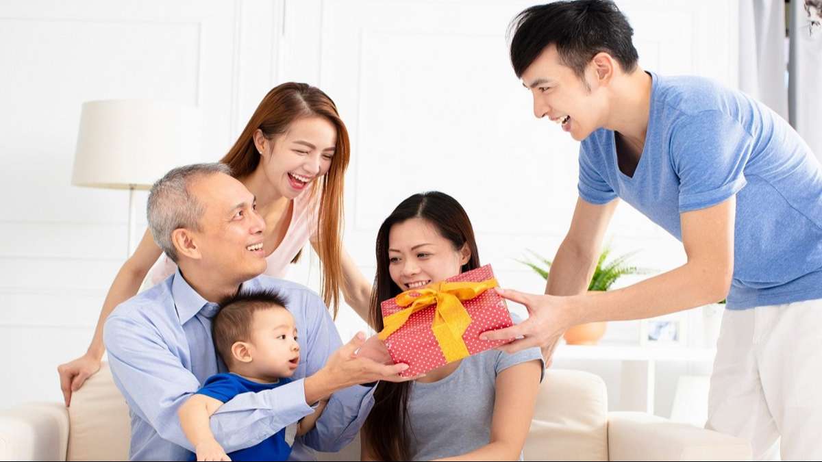 Những câu nói khi biếu quà cho ông bà, cha mẹ mình