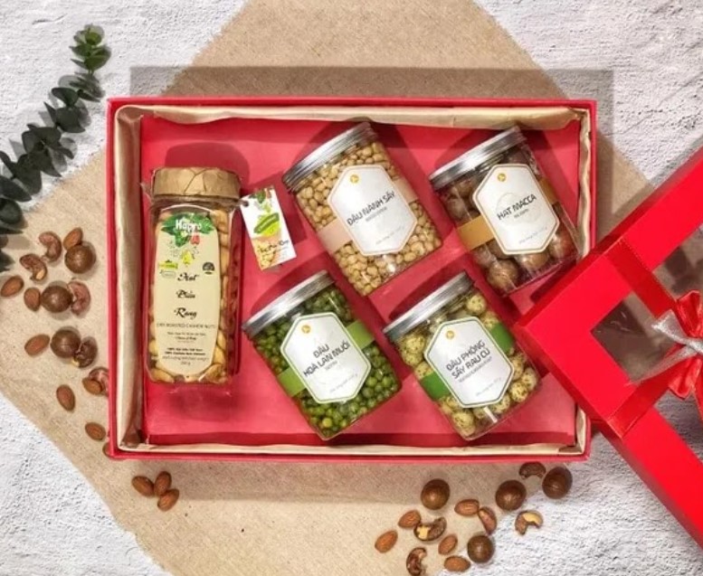 Tặng một giỏ quà tết hạt là cách để bạn gửi gắm những lời chúc tốt đẹp đến người thân