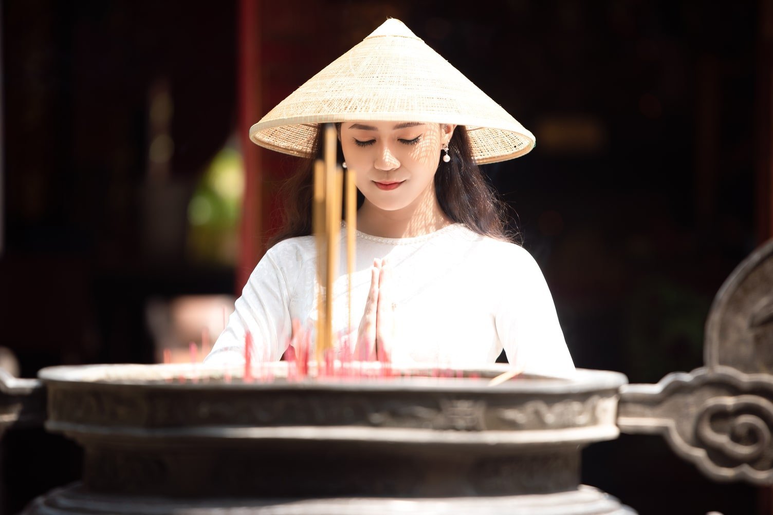 Tạo dáng với tượng Phật ở chùa 