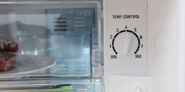 Nút điều chỉnh nhiệt độ (Temp Control) dạng núm xoay ở ngăn lạnh tủ lạnh