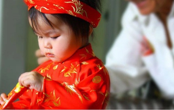 Khuyến khích trẻ dùng tiền lì xì cho các món đồ thiết thực