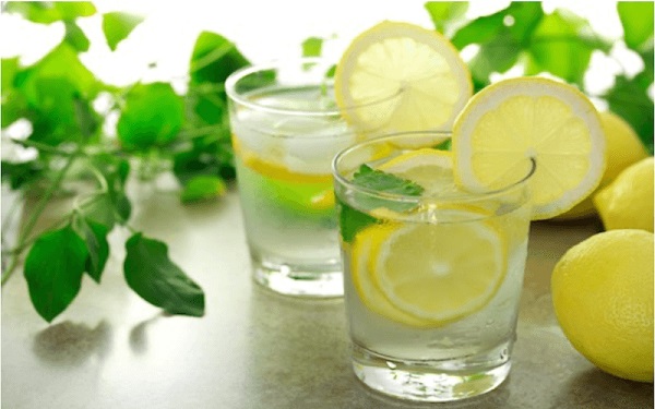 Pha chanh với nước ấm và một chút mật ong giúp cơ thể đào thải độc tố